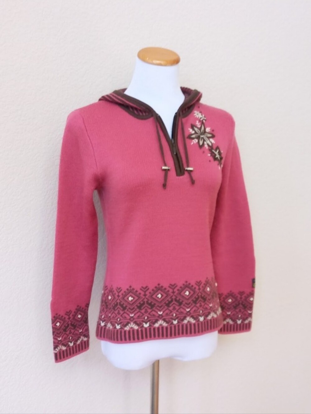 Icelandic Design pink wool floral embroidered hooded quarter zip sweater - Picture 4 of 8